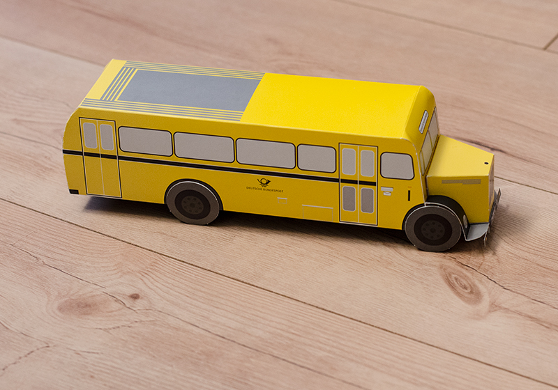 Das Bild zeigt den gebastelten gelben Postbus.